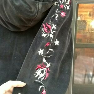 Vintage hoodie with floral embroidery on sleeves!